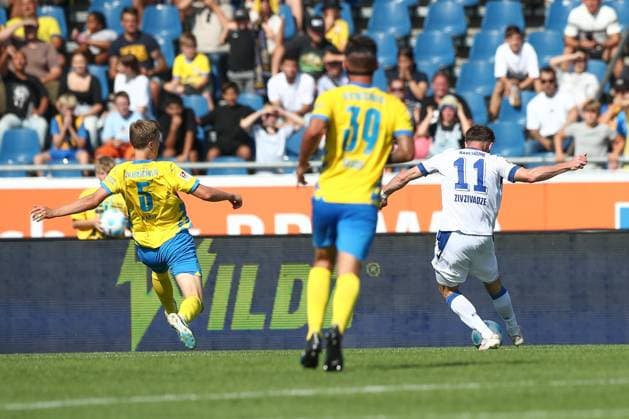 01.09.2024, xtgx, Fussball 2. Bundesliga, Eintracht Braunschweig - Karlsruher SC emspor, v.l. Budu Zivzivadze (Karlsruhe, 11) schiesst Tor, schießt, Torschuetze, erzielt Tor, Treffer, scores the goal 1:2 (DFL DFB REGULATIONS PROHIBIT ANY USE OF PHOTOGRAPHS as IMAGE SEQUENCES and or QUASI-VIDEO) Braunschweig