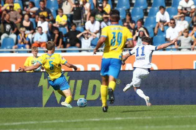 01.09.2024, xtgx, Fussball 2. Bundesliga, Eintracht Braunschweig - Karlsruher SC emspor, v.l. Budu Zivzivadze (Karlsruhe, 11) schiesst Tor, schießt, Torschuetze, erzielt Tor, Treffer, scores the goal 1:2 (DFL DFB REGULATIONS PROHIBIT ANY USE OF PHOTOGRAPHS as IMAGE SEQUENCES and or QUASI-VIDEO) Braunschweig