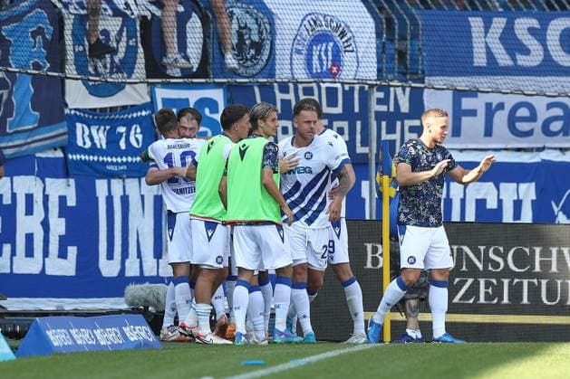 01.09.2024, xtgx, Fussball 2. Bundesliga, Eintracht Braunschweig - Karlsruher SC emspor, v.l. Budu Zivzivadze (Karlsruhe, 11) Jubel, Torjubel, jubelt ueber das Tor, celebrate the goal, celebration (DFL DFB REGULATIONS PROHIBIT ANY USE OF PHOTOGRAPHS as IMAGE SEQUENCES and or QUASI-VIDEO) Braunschweig