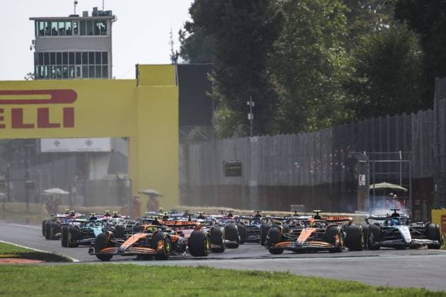 04 NORRIS Lando (gbr), McLaren F1 Team MCL38, 81 PIASTRI Oscar (aus), McLaren F1 Team MCL38, action start of the race, depart, during the Formula 1 Pirelli Gran Premio d’Italia 2024, Italian Grand Prix 2024, 16th round of the 2024 Formula One World Championship, WM, Weltmeisterschaft from August 30 to September 1, 2024 on the Autodromo Nazionale Monza, in Monza, Italy - F1 - ITALIAN GRAND PRIX 2024 DPPI Panoramic 240901_R16_ITALIA_DP_FG0O8202