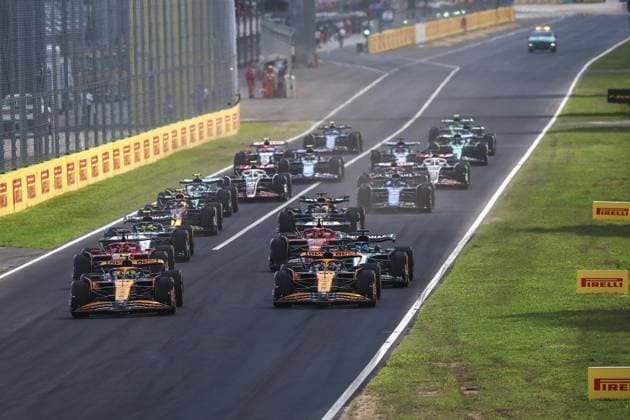 04 NORRIS Lando (gbr), McLaren F1 Team MCL38, 81 PIASTRI Oscar (aus), McLaren F1 Team MCL38, action start of the race, depart, during the Formula 1 Pirelli Gran Premio d’Italia 2024, Italian Grand Prix 2024, 16th round of the 2024 Formula One World Championship, WM, Weltmeisterschaft from August 30 to September 1, 2024 on the Autodromo Nazionale Monza, in Monza, Italy - F1 - ITALIAN GRAND PRIX 2024 DPPI Panoramic 240901_R16_ITALIA_DP_EA022002