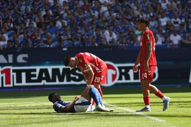 Amin Younes (FC Schalke 04) Liegt nach einem Foul am Boden beim Spiel der 2. BL (Saison 2024 25) FC Schalke 04 - 1. FC Köln Copyright: Thomas Pakusch