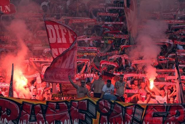 Sport Bilder des Tages Pyrotechnik im Gästeblock der Veltinsarena bei den Fans des 1.FC Köln beim Spiel der 2. BL (Saison 2024 25) FC Schalke 04 - 1. FC Köln Copyright: Thomas Pakusch