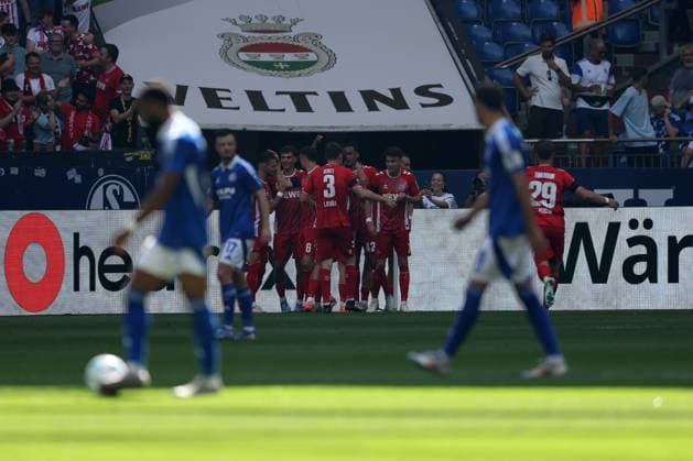 Die Spieler vom 1.FC Köln freuen sich über das Tor zum 0:3 durch Tim Lemperle (1.FC Köln) beim Spiel der 2. BL (Saison 2024 25) FC Schalke 04 - 1. FC Köln Copyright: Thomas Pakusch