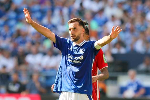 Kenan Karaman (FC Schalke 04) gestikuliert, 2. Bundesliga, FC Schalke 04 vs 1. FC Köln, Veltins-Arena am 01. September 2024 in Gelsenkirchen, Deutschland. (Foto von Marco Steinbrenner DeFodi Images) Kenan Karaman (FC Schalke 04) gestures, 2. Bundesliga, FC Schalke 04 vs 1. FC Köln, Veltins-Arena, September 1, 2024 in Gelsenkirchen, Germany. (Photo by Marco Steinbrenner DeFodi Images) DFB DFL REGULATIONS PROHIBIT ANY USE OF PHOTOGRAPHS AS IMAGE SEQUENCES AND OR QUASI-VIDEO. Defodi-700_schalke_koeln_20240901_060