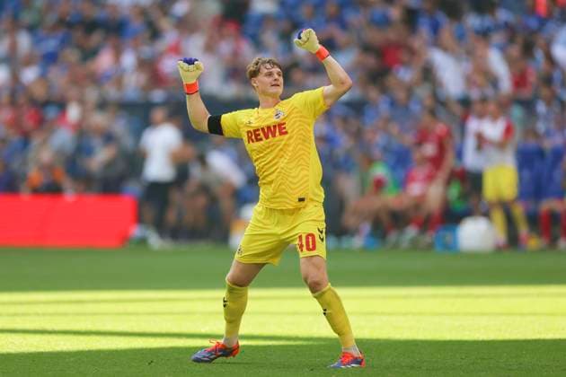 Torhueter Jonas Urbig (1. FC Koeln) jubelt, 2. Bundesliga, FC Schalke 04 vs 1. FC Köln, Veltins-Arena am 01. September 2024 in Gelsenkirchen, Deutschland. (Foto von Marco Steinbrenner DeFodi Images) Torhueter Jonas Urbig (1. FC Koeln) cheers, 2. Bundesliga, FC Schalke 04 vs 1. FC Köln, Veltins-Arena, September 1, 2024 in Gelsenkirchen, Germany. (Photo by Marco Steinbrenner DeFodi Images) DFB DFL REGULATIONS PROHIBIT ANY USE OF PHOTOGRAPHS AS IMAGE SEQUENCES AND OR QUASI-VIDEO. Defodi-700_schalke_koeln_20240901_064