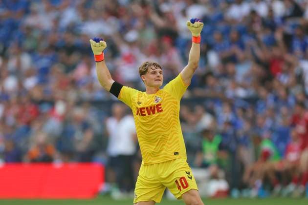 Torhueter Jonas Urbig (1. FC Koeln) jubelt, 2. Bundesliga, FC Schalke 04 vs 1. FC Köln, Veltins-Arena am 01. September 2024 in Gelsenkirchen, Deutschland. (Foto von Marco Steinbrenner DeFodi Images) Torhueter Jonas Urbig (1. FC Koeln) cheers, 2. Bundesliga, FC Schalke 04 vs 1. FC Köln, Veltins-Arena, September 1, 2024 in Gelsenkirchen, Germany. (Photo by Marco Steinbrenner DeFodi Images) DFB DFL REGULATIONS PROHIBIT ANY USE OF PHOTOGRAPHS AS IMAGE SEQUENCES AND OR QUASI-VIDEO. Defodi-700_schalke_koeln_20240901_065