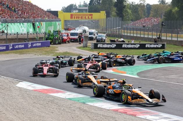 Start, Lando Norris (McLaren), Oscar Piastri (McLaren), Charles Leclerc (Scuderia Ferrari HP), Carlos Sainz jr. (Scuderia Ferrari HP), Lewis Hamilton (Mercedes-AMG), Rennen, Grosser Preis von Italien, Motorsport, Herren, Formel 1, 01.09.2024 Monza Lombardei Italien