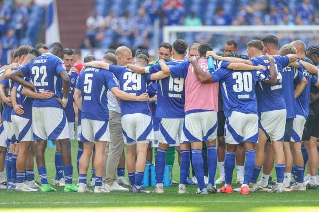 01.09.2024, Fussball, Saison 2024 2025, 2. Bundesliga, 4. Spieltag, FC Schalke 04 - 1. FC Köln, Cheftrainer Karel Geraerts (FC Schalke 04) spricht zu seiner Mannschaft. Gelsenkirchen Veltins Arena NRW Deutschland xRHR-FOTO TRx