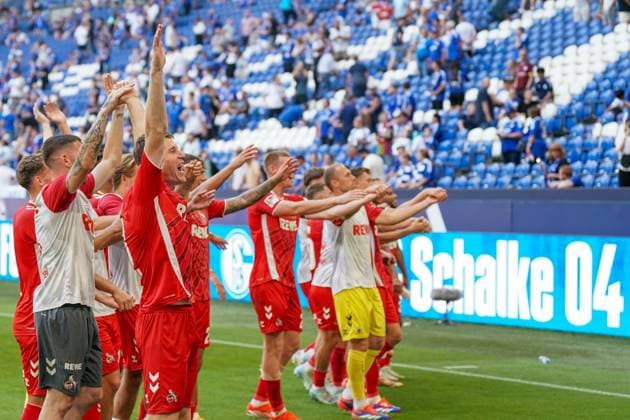 Sport Bilder des Tages Fußball: 2. Bundesliga Saison 2024 - 2025, 4. Spieltag - FC Schalke 04 vs. 1. FC Köln - Veltins-Arena, Gelsenkirchen: Jubel über den 3:1 Erfolg auf Schalke beim Team der Kölner nach Abpfiff. Jubel und Freude mit den mitgereisten Fans.