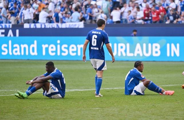 v.li., Ibrahima Cisse (FC Schalke 04), Ron Schallenberg (FC Schalke 04), Anton Donkor (FC Schalke 04) nach dem Abpfiff 01.09.2024, Fussball 2. Bundesliga, 4. Spieltag, Saison 2024 2025 FC Schalke 04 - 1. FC Köln Gelsenkirchen Veltins Arena Nordrhein Westfalen Deutschland