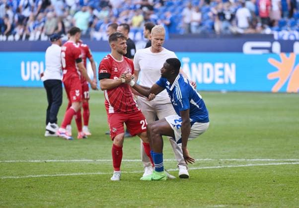 v.li., Jan Thielmann (1.FC Koeln), Karel Geraerts (Cheftrainer FC Schalke 04), Ibrahima Cisse (FC Schalke 04) nach dem Spiel 01.09.2024, Fussball 2. Bundesliga, 4. Spieltag, Saison 2024 2025 FC Schalke 04 - 1. FC Köln Gelsenkirchen Veltins Arena Nordrhein Westfalen Deutschland