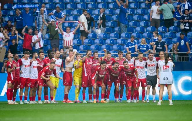 Schlussjubel Team K , Das Team posiert vor den Fans, Mannschaft, Fussball 2. Bundesliga, 4.Spieltag, FC Schalke 04 (GE) - 1. FC Koeln (K) 1:3, am 01.09.2024 in Gelsenkirchen Deutschland. DFL regulations prohibit any use of photographs as image sequences and or quasi-video Â