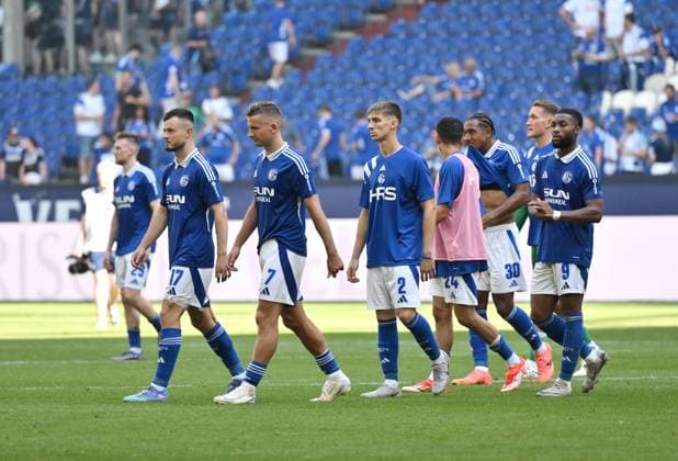 Schalkes Spieler verlassen nach der Niederlage den Platz 01.09.2024, Fussball 2. Bundesliga, 4. Spieltag, Saison 2024 2025 FC Schalke 04 - 1. FC Köln Gelsenkirchen Veltins Arena Nordrhein Westfalen Deutschland