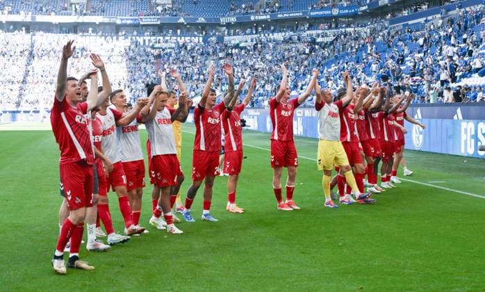 Kölns Spieler feiern den Sieg 01.09.2024, Fussball 2. Bundesliga, 4. Spieltag, Saison 2024 2025 FC Schalke 04 - 1. FC Köln Gelsenkirchen Veltins Arena Nordrhein Westfalen Deutschland