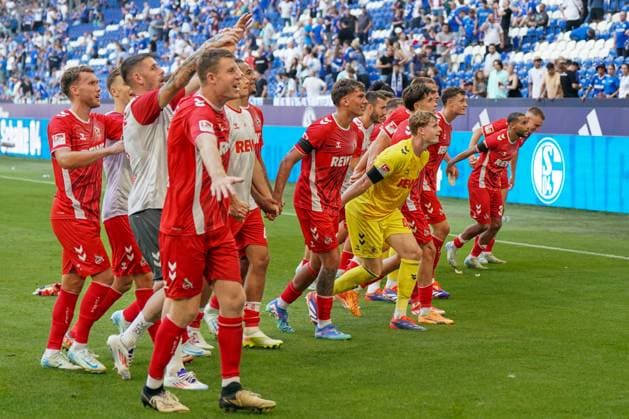 Fußball: 2. Bundesliga Saison 2024 - 2025, 4. Spieltag - FC Schalke 04 vs. 1. FC Köln - Veltins-Arena, Gelsenkirchen: Jubel über den 3:1 Erfolg auf Schalke beim Team der Kölner nach Abpfiff. Jubel und Freude mit den mitgereisten Fans.
