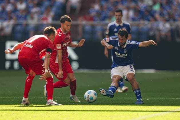 Gelsenkirchen, Deutschland, 01.09.24: Luca Waldschmidt (1. FC Koeln) und Amin Younes (FC Schalke 04) im Kampf um den Ball waehrend des Spiels der 2. Bundesliga zwischen FC Schalke 04 vs 1.FC Köln in der Veltins-Arena am 01. September 2024 in Gelsenkirchen, Deutschland. (Foto von Stefan Brauer Brauer-Fotoagentur) Gelsenkirchen, Germany, 01.09.24: Luca Waldschmidt (1. FC Koeln) und Amin Younes (FC Schalke 04) battle for the ball during the 2. Bundesliga match between FC Schalke 04 vs 1.FC Köln at Veltins-Arena on September 1, 2024 in Gelsenkirchen, Germany. (Photo by Stefan Brauer Brauer-Fotoagentur) Gelsenkirchen Veltins-Arena Germany