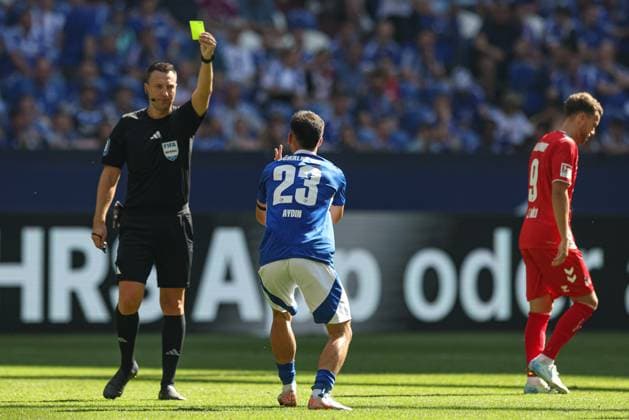 Gelsenkirchen, Deutschland, 01.09.24: Mehmet Aydin (FC Schalke 04) erhaelt die gelbe Karte waehrend des Spiels der 2. Bundesliga zwischen FC Schalke 04 vs 1.FC Köln in der Veltins-Arena am 01. September 2024 in Gelsenkirchen, Deutschland. (Foto von Stefan Brauer Brauer-Fotoagentur) Gelsenkirchen, Germany, 01.09.24: Mehmet Aydin (FC Schalke 04) receives the yellow card during the 2. Bundesliga match between FC Schalke 04 vs 1.FC Köln at Veltins-Arena on September 1, 2024 in Gelsenkirchen, Germany. (Photo by Stefan Brauer Brauer-Fotoagentur) Gelsenkirchen Veltins-Arena Germany