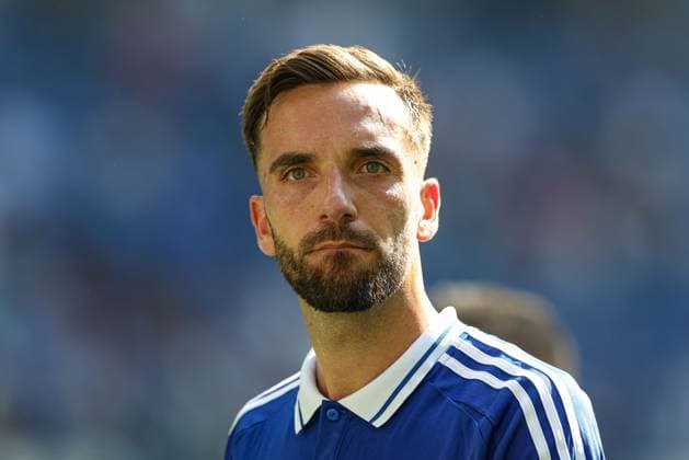 Gelsenkirchen, Deutschland, 01.09.24: Kenan Karaman (FC Schalke 04) schaut waehrend des Spiels der 2. Bundesliga zwischen FC Schalke 04 vs 1.FC Köln in der Veltins-Arena am 01. September 2024 in Gelsenkirchen, Deutschland. (Foto von Stefan Brauer Brauer-Fotoagentur) Gelsenkirchen, Germany, 01.09.24: Kenan Karaman (FC Schalke 04) looks on during the 2. Bundesliga match between FC Schalke 04 vs 1.FC Köln at Veltins-Arena on September 1, 2024 in Gelsenkirchen, Germany. (Photo by Stefan Brauer Brauer-Fotoagentur) Gelsenkirchen Veltins-Arena Germany