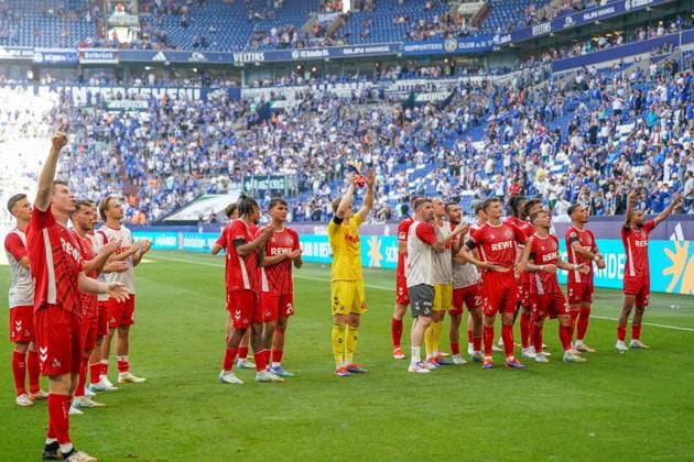 Fußball: 2. Bundesliga Saison 2024 - 2025, 4. Spieltag - FC Schalke 04 vs. 1. FC Köln - Veltins-Arena, Gelsenkirchen: Jubel über den 3:1 Erfolg auf Schalke beim Team der Kölner nach Abpfiff. Jubel und Freude mit den mitgereisten Fans.