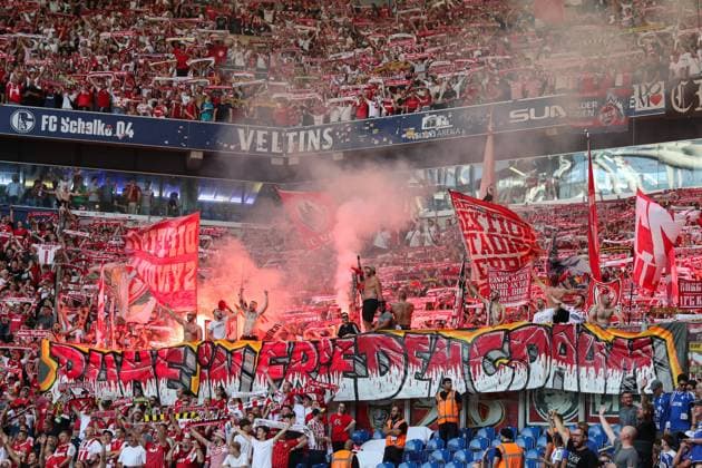 2. Bundesliga - FC Schalke 04 - 1. FC Köln am 01.09.2024 in der Veltins-Arena auf Schalke Die Kölner Fans präsentieren im Gästeblock ein Spruchband Banner Transparent zum Tot von Christoph Daum - Ruhe in Frieden C. Daum