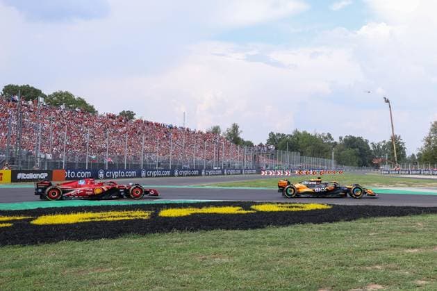 Oscar Piastri (McLaren), Charles Leclerc (Scuderia Ferrari HP), Rennen, Grosser Preis von Italien, Motorsport, Herren, Formel 1, 01.09.2024 Monza Lombardei Italien