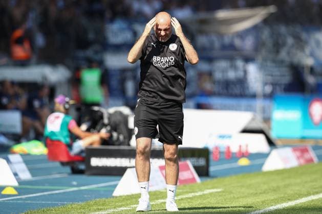 01.09.2024, xtgx, Fussball 2. Bundesliga, Eintracht Braunschweig - Karlsruher SC emspor, v.l. Daniel Scherning (Braunschweig, Trainer) enttaeuscht, enttäuscht, schaut enttaeuscht, niedergeschlagen, disappointed (DFL DFB REGULATIONS PROHIBIT ANY USE OF PHOTOGRAPHS as IMAGE SEQUENCES and or QUASI-VIDEO) Braunschweig