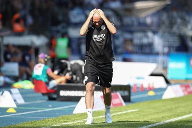 01.09.2024, xtgx, Fussball 2. Bundesliga, Eintracht Braunschweig - Karlsruher SC emspor, v.l. Daniel Scherning (Braunschweig, Trainer) enttaeuscht, enttäuscht, schaut enttaeuscht, niedergeschlagen, disappointed (DFL DFB REGULATIONS PROHIBIT ANY USE OF PHOTOGRAPHS as IMAGE SEQUENCES and or QUASI-VIDEO) Braunschweig