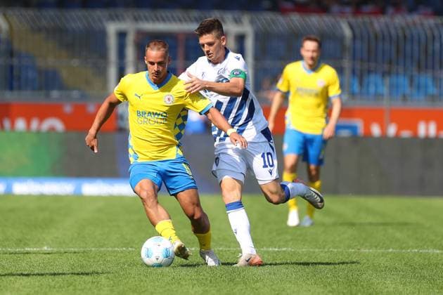 Braunschweig vs. Karlsruhe, 2. BL Braunschweig, 01.09.2024, FUßBALL - Eintracht Braunschweig vs. Karlsruher SC, 2. BL, Saison 2024 25. Marvin RittmuÌˆller (Eintracht Braunschweig), Marvin Wanitzek (KSC) Braunschweig