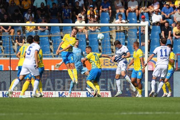 Braunschweig vs. Karlsruhe, 2. BL Braunschweig, 01.09.2024, FUßBALL - Eintracht Braunschweig vs. Karlsruher SC, 2. BL, Saison 2024 25. Andrin Hunziker (KSC) schießt Tor zum 1:1, Torwart Lennart Grill (Eintracht Braunschweig), Kevin Ehlers (Eintracht Braunschweig), Walid Ould-Chikh (Eintracht Braunschweig) Braunschweig