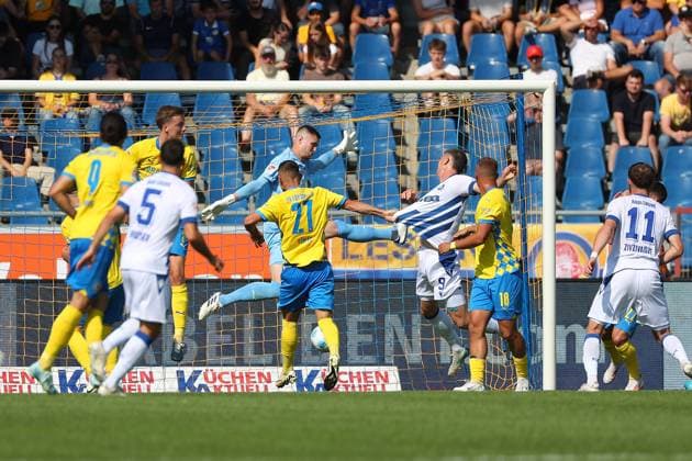Braunschweig vs. Karlsruhe, 2. BL Braunschweig, 01.09.2024, FUßBALL - Eintracht Braunschweig vs. Karlsruher SC, 2. BL, Saison 2024 25. Andrin Hunziker (KSC) schießt Tor zum 1:1, Torwart Lennart Grill (Eintracht Braunschweig), Kevin Ehlers (Eintracht Braunschweig), Walid Ould-Chikh (Eintracht Braunschweig) Braunschweig