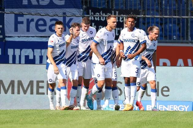 Braunschweig vs. Karlsruhe, 2. BL Braunschweig, 01.09.2024, FUßBALL - Eintracht Braunschweig vs. Karlsruher SC, 2. BL, Saison 2024 25.k9 jubelt mit Mannschaftskollegen nach seinem Tor zum 1:1 Braunschweig
