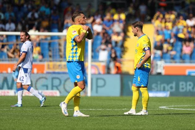 Braunschweig vs. Karlsruhe, 2. BL Braunschweig, 01.09.2024, FUßBALL - Eintracht Braunschweig vs. Karlsruher SC, 2. BL, Saison 2024 25. Spielende, Ermin Bicakcic (Eintracht Braunschweig), Levente Szabo (Eintracht Braunschweig) Braunschweig