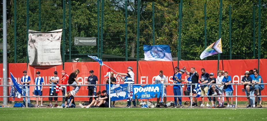 Fussball, Frauen, Regionalliga Nordost, Saison 2024 2025 (2. Spieltag), 1. FC Union Berlin II - Hertha BSC, Fans von Hertha, 01.09. 2024, Copyright: xMatthiasxKochx