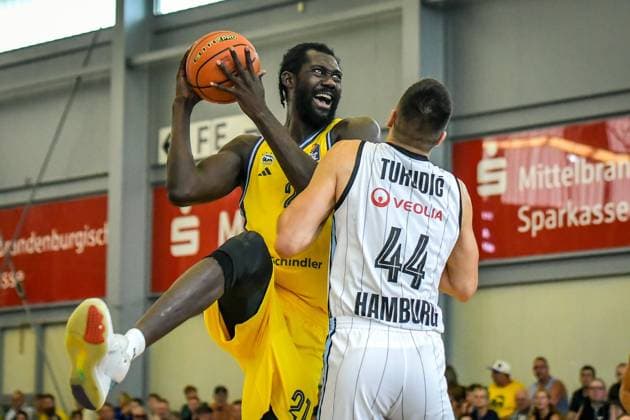 01.09.2024, xlakx, Basketball Testspiel, Alba Berlin - Veolia Towers Hamburg emspor, v.l. Khalifa Koumadje (Alba Berlin,No.21),Benedikt Turudic (Veolia Towers Hamburg,No.44),Zweikampf, Aktion, action, battle for the ball Oranienburg