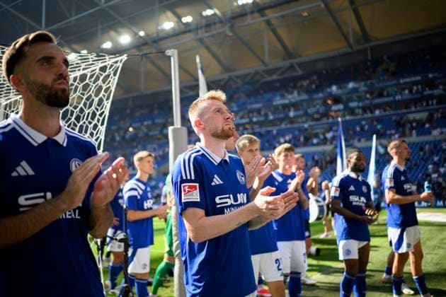 v.l. Kenan KARAMAN (GE), Tobias MOHR (GE) bedanken sich bei den Fans nach dem Spiel, Fussball 2. Bundesliga, 4.Spieltag, FC Schalke 04 (GE) - 1. FC Koeln (K) 1:3, am 01.09.2024 in Gelsenkirchen Deutschland. DFL regulations prohibit any use of photographs as image sequences and or quasi-video Â