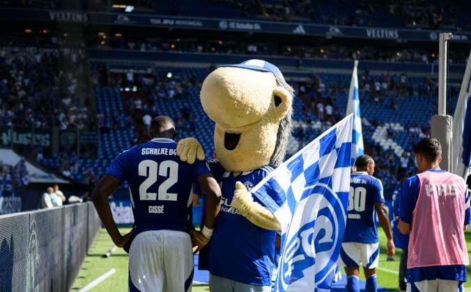 Maskottchen Erwin troestet Ibrahima CISSE (GE) nach dem Spiel, Fussball 2. Bundesliga, 4.Spieltag, FC Schalke 04 (GE) - 1. FC Koeln (K) 1:3, am 01.09.2024 in Gelsenkirchen Deutschland. DFL regulations prohibit any use of photographs as image sequences and or quasi-video Â