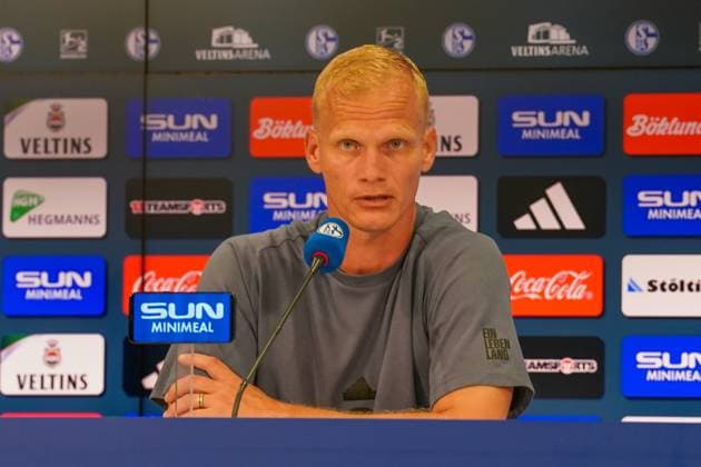 Fußball: 2. Bundesliga Saison 2024 - 2025, 4. Spieltag - FC Schalke 04 vs. 1. FC Köln - Veltins-Arena, Gelsenkirchen: Schalkes Trainer Karel Geraerts bei der Pressekonferenz