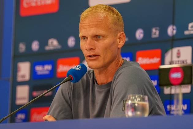 Fußball: 2. Bundesliga Saison 2024 - 2025, 4. Spieltag - FC Schalke 04 vs. 1. FC Köln - Veltins-Arena, Gelsenkirchen: Schalkes Trainer Karel Geraerts bei der Pressekonferenz