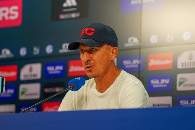 Fußball: 2. Bundesliga Saison 2024 - 2025, 4. Spieltag - FC Schalke 04 vs. 1. FC Köln - Veltins-Arena, Gelsenkirchen: Kölns Trainer Gerhard Struber bei der Pressekonferenz