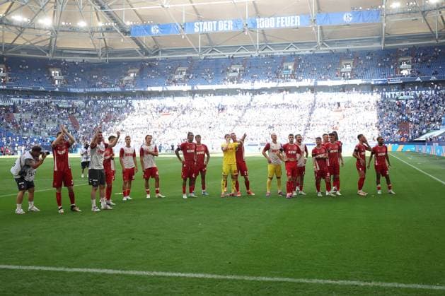Die Spieler des 1.FC Köln freuen sich zusammen mit den Fans über den 1:3 Sieg beim Spiel der 2. BL (Saison 2024 25) FC Schalke 04 - 1. FC Köln Copyright: Thomas Pakusch