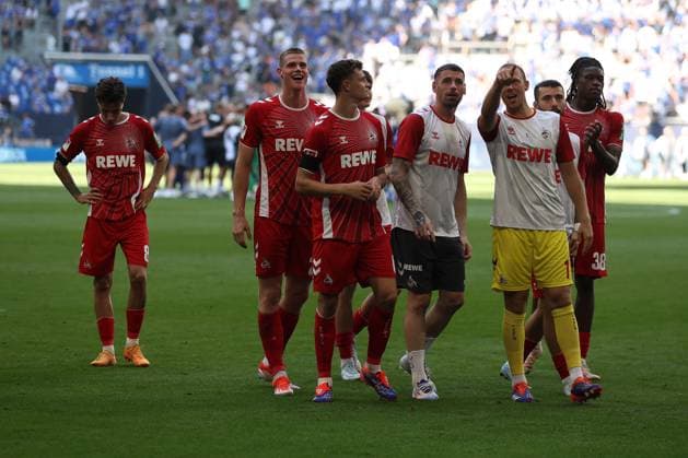Die Spieler des 1.FC Köln freuen sich zusammen mit den Fans über den 1:3 Sieg beim Spiel der 2. BL (Saison 2024 25) FC Schalke 04 - 1. FC Köln Copyright: Thomas Pakusch