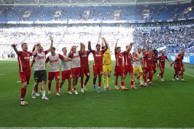 Die Spieler des 1.FC Köln freuen sich zusammen mit den Fans über den 1:3 Sieg beim Spiel der 2. BL (Saison 2024 25) FC Schalke 04 - 1. FC Köln Copyright: Thomas Pakusch