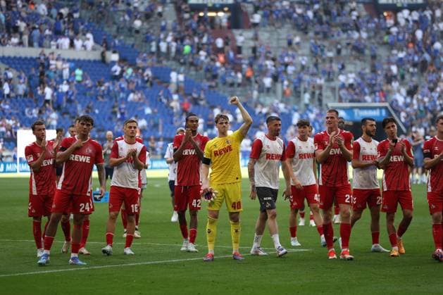 Die Spieler des 1.FC Köln freuen sich zusammen mit den Fans über den 1:3 Sieg beim Spiel der 2. BL (Saison 2024 25) FC Schalke 04 - 1. FC Köln Copyright: Thomas Pakusch