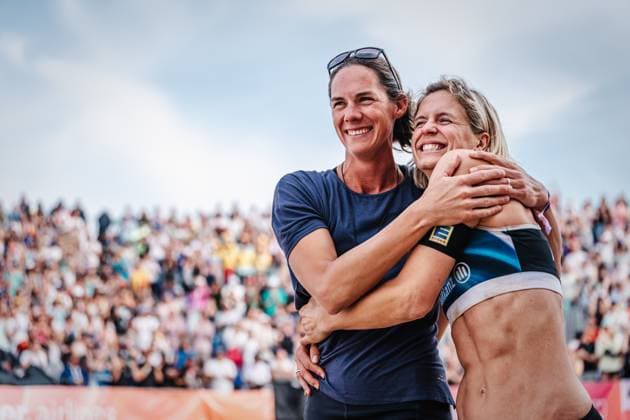 Sport Bilder des Tages Beachvolleyball Frauen Allianz German Beach Tour Deutsche Beachvolleyball-Meisterschaft 2024 01.09.2024 v.l. Kira Walkenhorst und Laura Ludwig werden verabschiedet, Karriereende Timmendorfer Strand Ahmann-Hager-Arena Schleswig-Holstein Deutschland