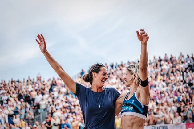 Beachvolleyball Frauen Allianz German Beach Tour Deutsche Beachvolleyball-Meisterschaft 2024 01.09.2024 v.l. Kira Walkenhorst und Laura Ludwig werden verabschiedet, Karriereende Timmendorfer Strand Ahmann-Hager-Arena Schleswig-Holstein Deutschland