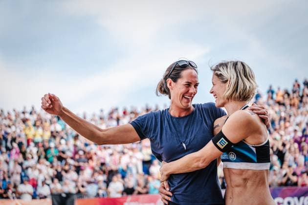 Beachvolleyball Frauen Allianz German Beach Tour Deutsche Beachvolleyball-Meisterschaft 2024 01.09.2024 v.l. Kira Walkenhorst und Laura Ludwig werden verabschiedet, Karriereende Timmendorfer Strand Ahmann-Hager-Arena Schleswig-Holstein Deutschland