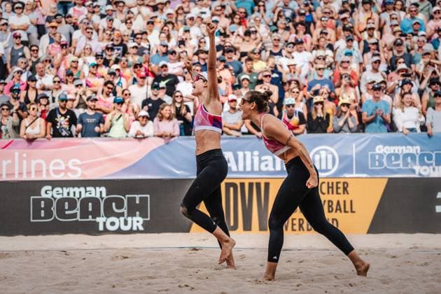 Beachvolleyball Frauen Allianz German Beach Tour Deutsche Beachvolleyball-Meisterschaft 2024 01.09.2024 v.l. Svenja Müller und Cinja Tillmann jubeln sie gewinnen die Deutsche Meisterschaft Timmendorfer Strand Ahmann-Hager-Arena Schleswig-Holstein Deutschland