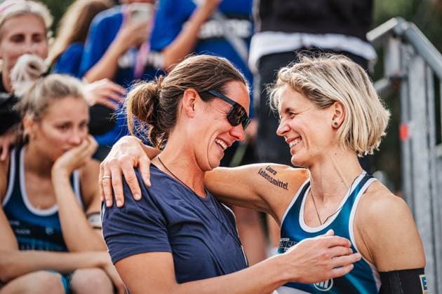 Beachvolleyball Frauen Allianz German Beach Tour Deutsche Beachvolleyball-Meisterschaft 2024 01.09.2024 v.l. Kira Walkenhorst und Laura Ludwig werden verabschiedet, Karriereende Timmendorfer Strand Ahmann-Hager-Arena Schleswig-Holstein Deutschland