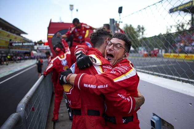 Sport Bilder des Tages Scuderia Ferrari mechanic, mecanicien, mechanics celebrate win during the Formula 1 Pirelli Gran Premio d’Italia 2024, Italian Grand Prix 2024, 16th round of the 2024 Formula One World Championship, WM, Weltmeisterschaft from August 30 to September 1, 2024 on the Autodromo Nazionale Monza, in Monza, Italy - F1 - ITALIAN GRAND PRIX 2024 DPPI Panoramic  240901_R16_ITALIA_DP_EA017720